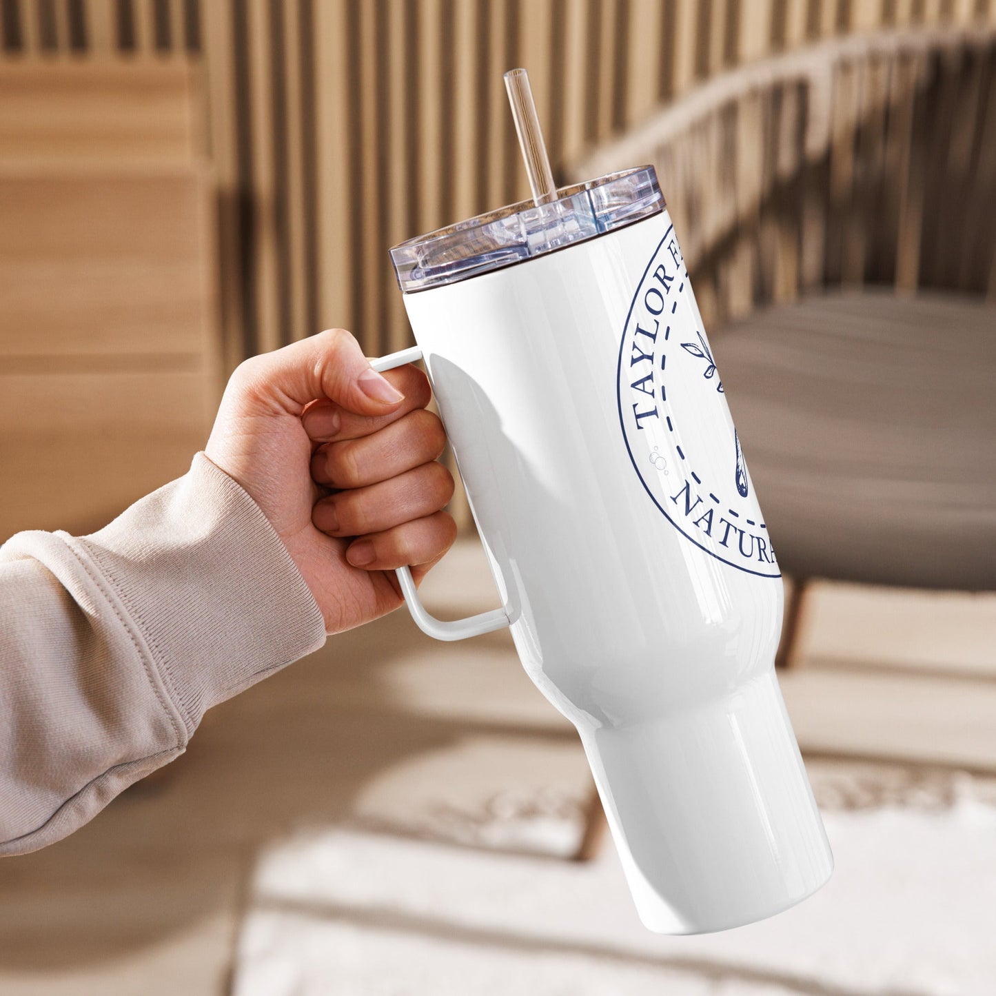 Travel mug with a handle